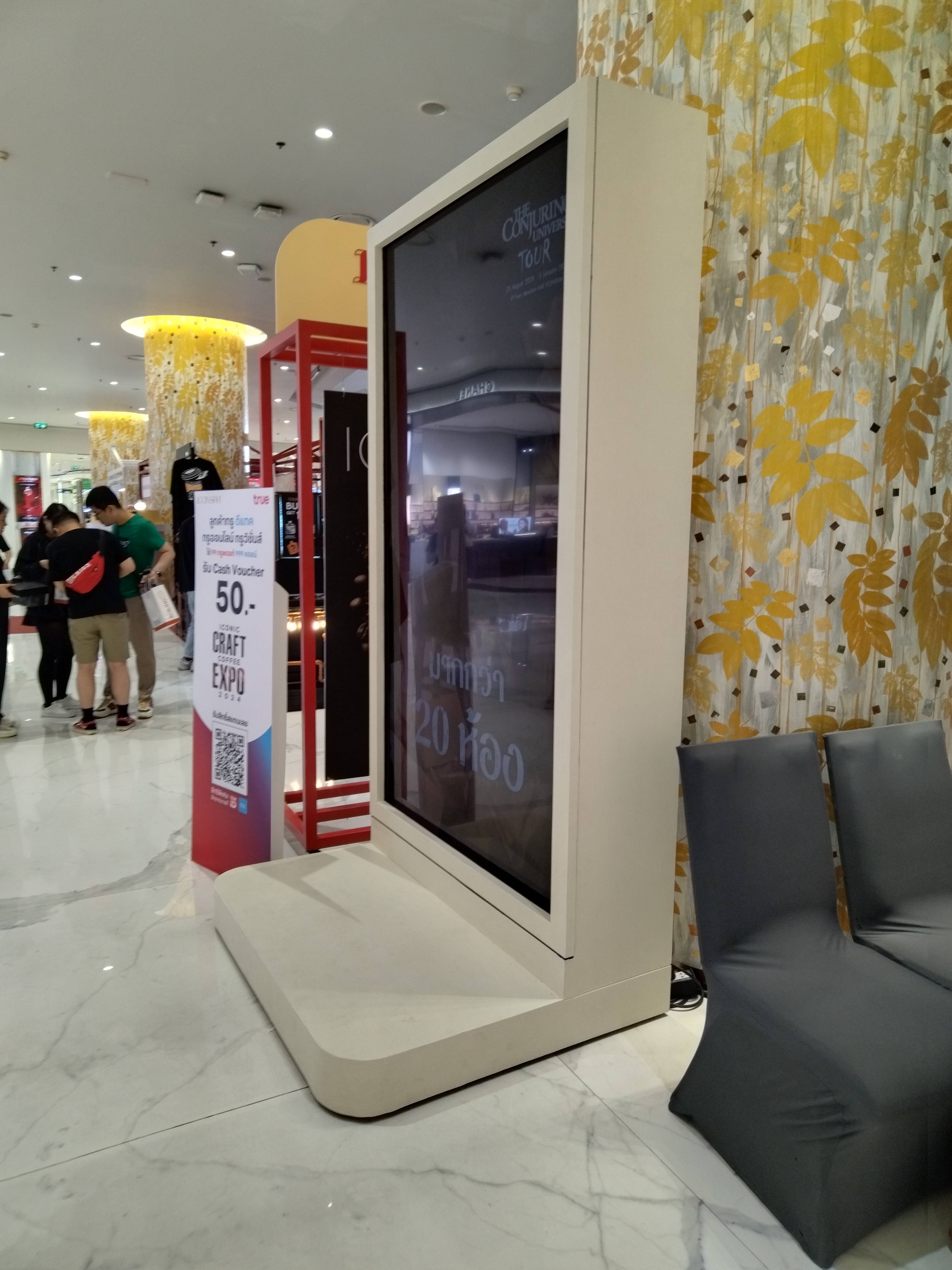 98寸大屏透明柜廣告機