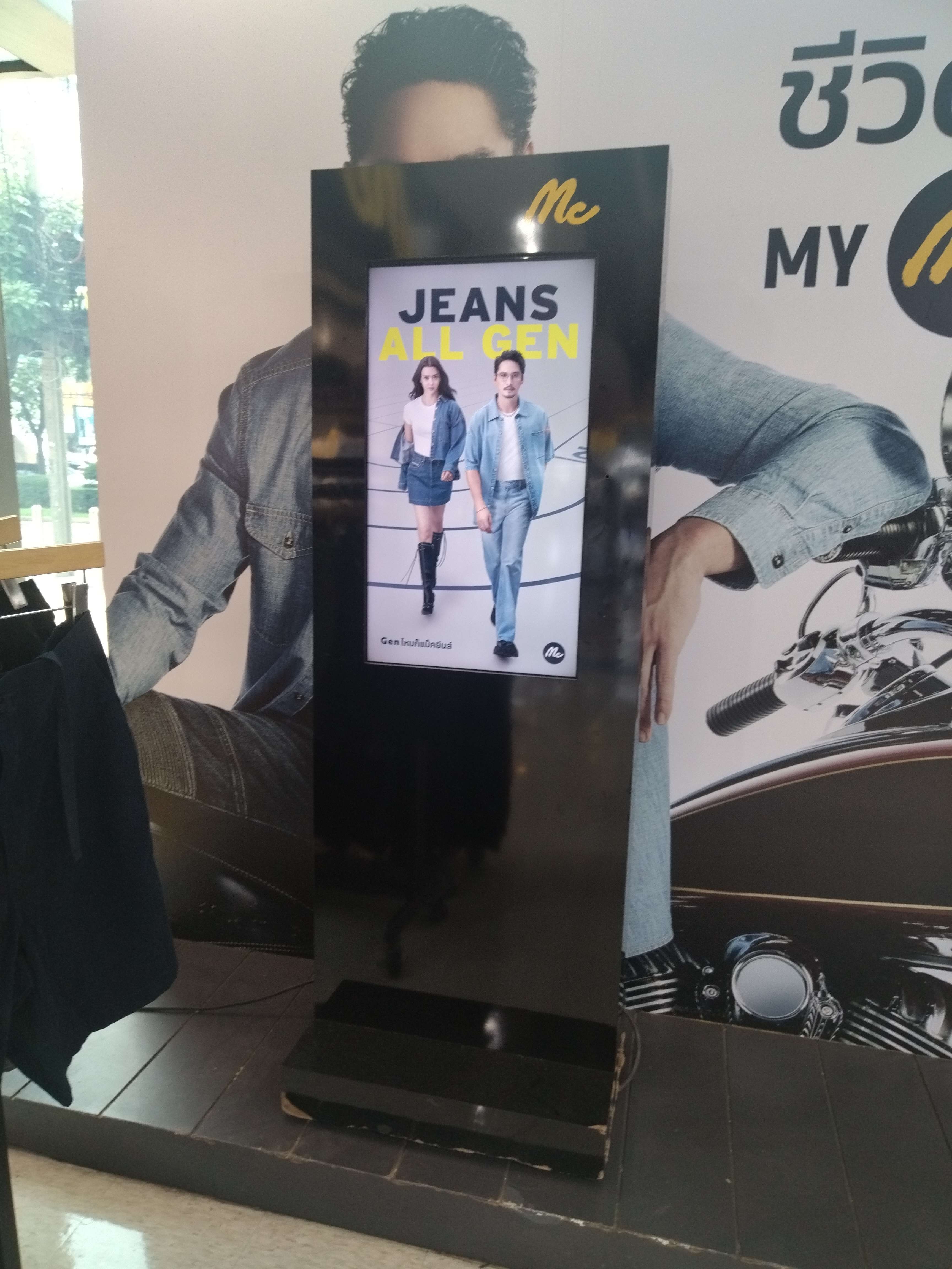 服裝店32寸高清廣告機(jī)