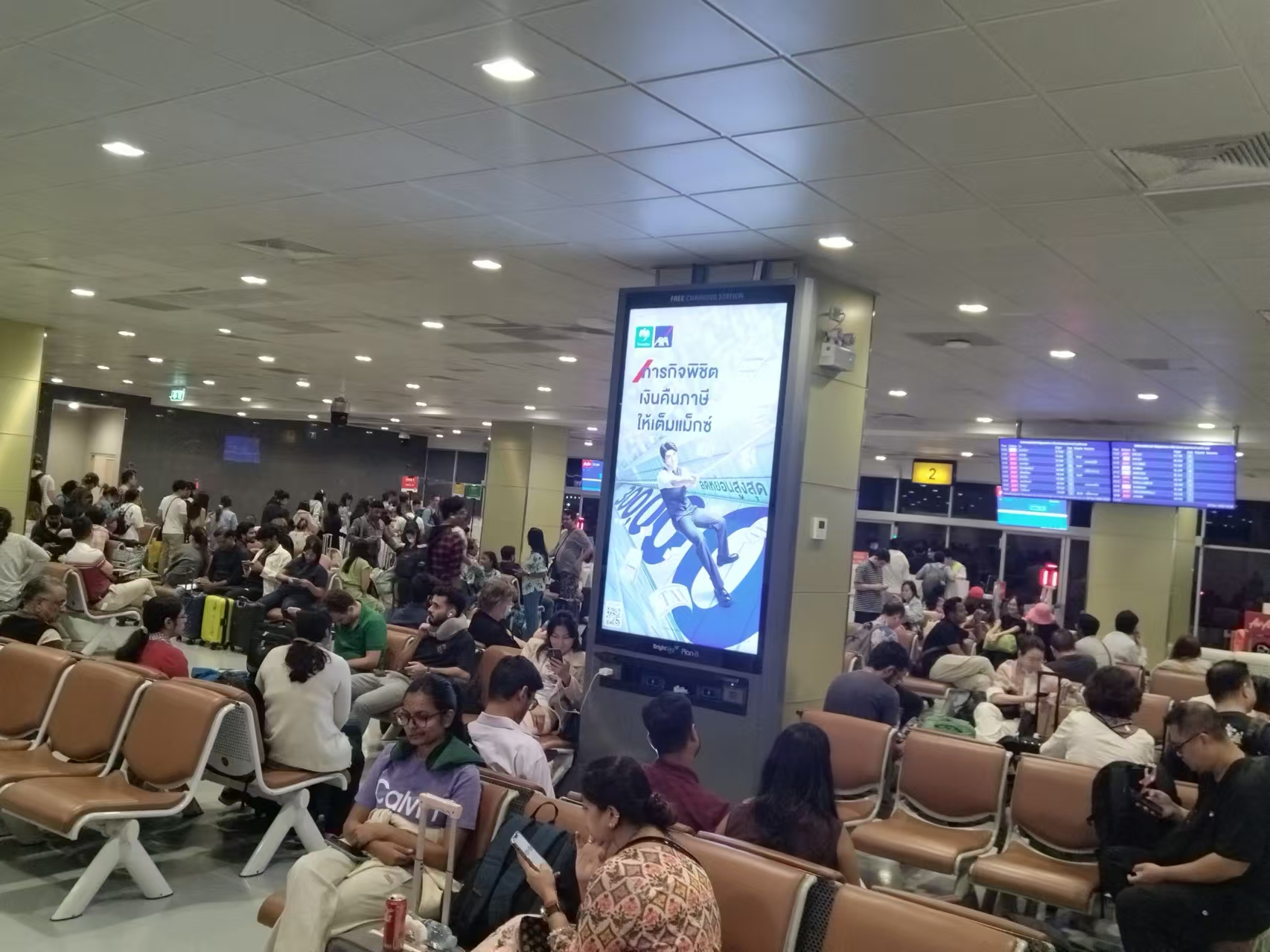 機場110寸充電廣告機